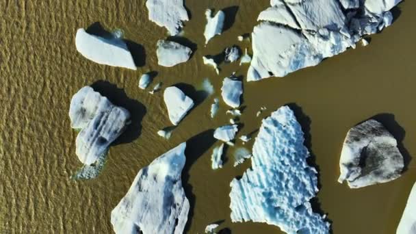 Παγόβουνα Μεγάλα Κομμάτια Πάγου Επιπλέουν Στη Λίμνη Μπράουν Γκλάσιερ Ισλανδία — Αρχείο Βίντεο