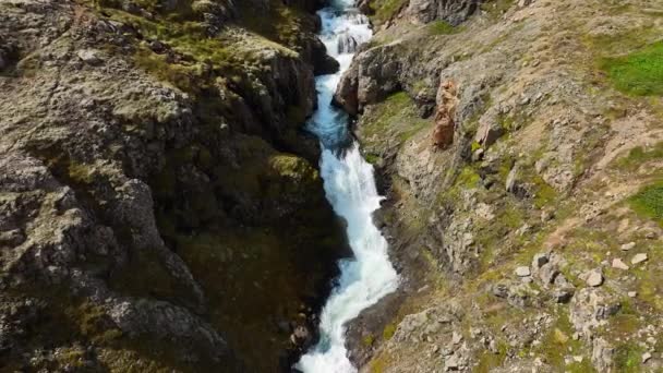 山の中の巨大な滝キャニオンクリアプリーストリーアイスランドの風景晴れた夏の日に美しい場所観光名所氷河川エピック空中ビュー4K 高品質4K映像 — ストック動画