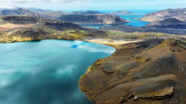Bergsee Malerische Reflexion Der Wolken Klaren Gletscherwasser Landschaftliche Luftlandschaft Island — Stockvideo