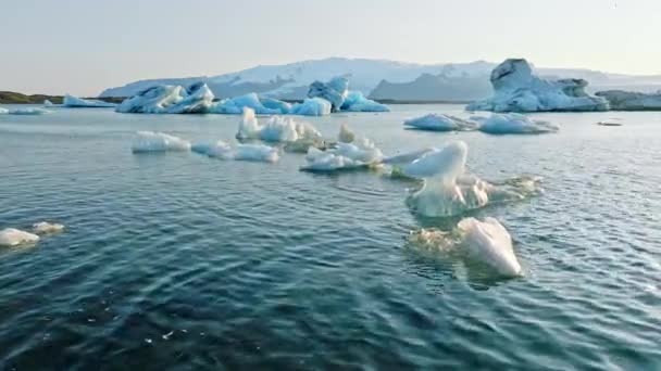 冰岛绿松石冰川湖中的大块浮冰在落日落山时从融化的冰川形成的清澈的蓝色冰山 高质量的4K镜头 — 图库视频影像