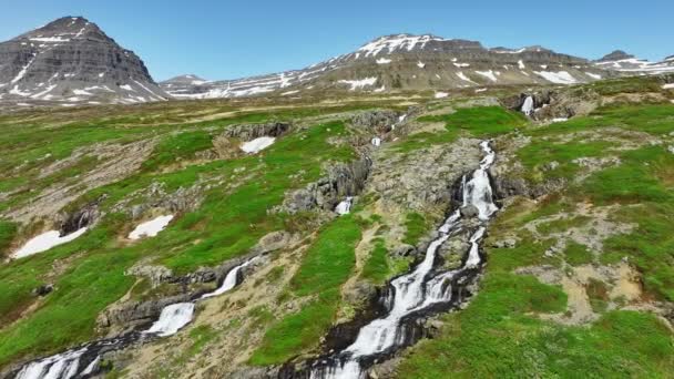 Rzeka Przepływa Przez Góry Sezonie Letnim Wodospady Wzgórzach Islandii Wysokiej — Wideo stockowe