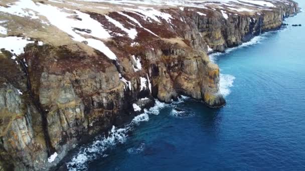 Πετάει Πάνω Από Βραχώδη Ακτή Cliffside Χιόνι Πάνω Από Μπλε — Αρχείο Βίντεο