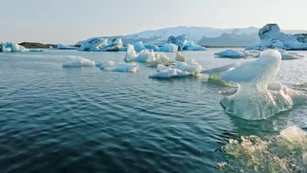 Большие Куски Льда Плавают Бирюзовой Ледниковой Лагуне Исландии Чистые Голубые — стоковое видео
