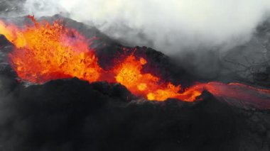 Volkan patlaması, İzlanda 'da yerden kızgın lav püskürmesi, insansız hava aracı aktif volkanik kraterin üzerinde uçması. Litli Hrutur Patlaması 2023. Yüksek kalite 4k görüntü
