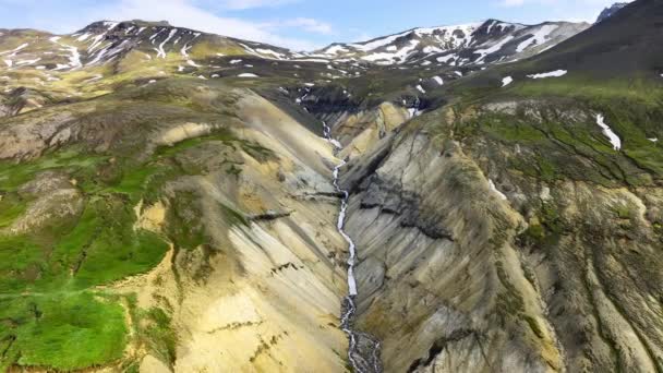Красочный Горный Массив Река Водопадами Летом Вдохновляющий Пейзаж Исландии — стоковое видео
