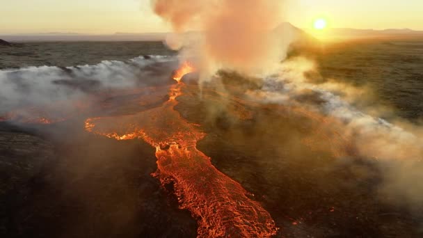 Извержение Вулкана Красная Горячая Лава Извергается Земли Исландии Дрон Летит — стоковое видео