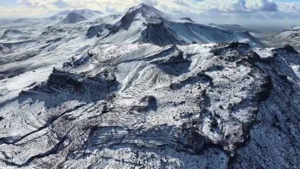 Снег Покрыл Горный Хребет Исландии Вдохновляющая Эпическая Зимняя Панорама Воздушный — стоковое видео