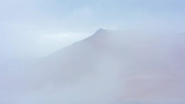 İzlanda 'da jeotermal alan, Sülfür Vadisi' nde Tüten Fümerollü Saf Yeşil Enerji. Ünlü turist mekanı Hver. Myvatn Gölü yakınlarında gerçek bir volkanik aktivite. Su buharlaşıyor.. 