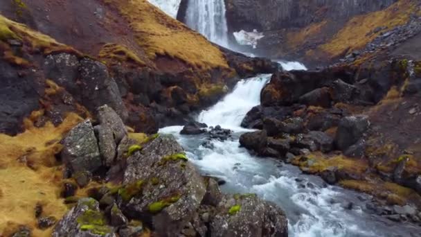 Riesiger Malerischer Wasserfall Island Reiner Gletscherfluss Den Bergen Herbst Färbt — Stockvideo