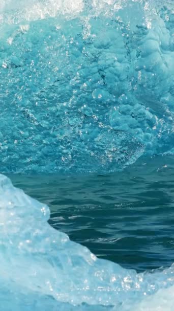 垂直屏风 北极的纯蓝色冰 冰山在冰岛与冰川分离 清澈的蓝冰在碧绿的海水中飘扬 为社交媒体拍摄 Jokulsarlon冰川湖 — 图库视频影像