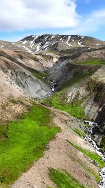 Verticaal Scherm Kleurrijke Bergketen Ijsland Zomer Inspirerend Landschap Met Sneeuw — Stockvideo