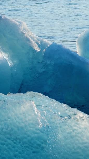 縦スクリーン 北極の純粋な青い氷 アイスランドの氷河から 氷河が離れてる クリスタルクリアブルーアイスは塩ターコイズ水に浮きます ソーシャルメディアの撮影 ジョーカーロン ラグーン — ストック動画
