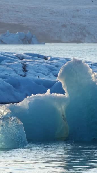縦スクリーン 北極の純粋な青い氷 アイスランドの氷河から 氷河が離れてる クリスタルクリアブルーアイスは塩ターコイズ水に浮きます ソーシャルメディアの撮影 ジョーカーロン ラグーン — ストック動画