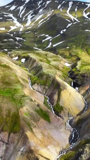 Vertikale Leinwand Bunte Gebirgskette Island Sommer Inspirierende Landschaft Mit Schnee — Stockvideo