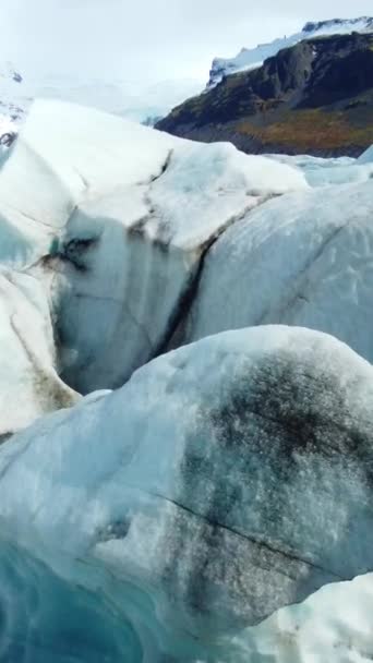 垂直屏风 冰岛的Vatnajokull冰川 清澈的蓝冰 冬季风景鸟瞰4K 欧洲最大的冰川 受欢迎的旅游景点冰川融化为社交媒体拍摄 — 图库视频影像