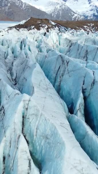 Verticaal Scherm Vatnajokull Gletsjer Ijsland Puur Blauw Ijs Winterlandschap Luchtfoto — Stockvideo