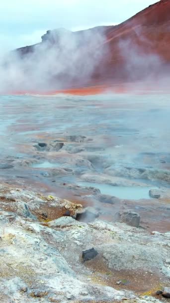 縦スクリーン アイスランドの地熱地帯 サルフール渓谷の火星の風景 有名な観光スポット マイバトン湖付近での火山活動 ソーシャルメディアのための空中ビューショット — ストック動画