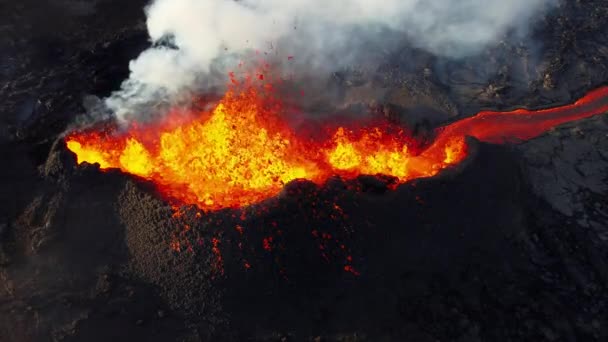 2023年冰岛火山喷发的无人机视频 Litli Hrutur火山位于靠近Grindavik和Reykjavik的Reykjanes山谷 从火山口喷出的热熔岩和岩浆 — 图库视频影像