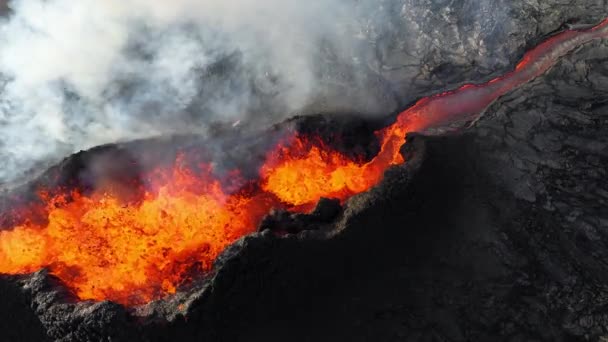 2023年冰岛火山喷发的无人机视频 Litli Hrutur火山位于靠近Grindavik和Reykjavik的Reykjanes山谷 从火山口喷出的热熔岩和岩浆 — 图库视频影像