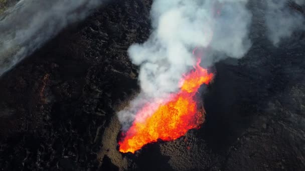アイスランド火山噴火のドローン空中映像2023年 火山のLitli Hruturはグリンダヴィキとレイキャビクに近いレイキャビク渓谷に位置しています クレーターから出てくる熱い溶岩とマグマ — ストック動画
