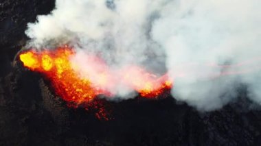 Volkan patlaması, İzlanda 'da yerden kızgın lav püskürmesi, insansız hava aracı aktif volkanik kraterin üzerinde uçması. Litli Hrutur Patlaması 2023. Yüksek kalite 4k görüntü
