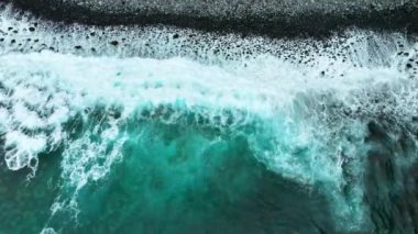 Saf mavi okyanus dalgaları. Yavaş çekimde ışık yansımaları, güçlü deniz fırtınası. Yüksek kalite 4k görüntü