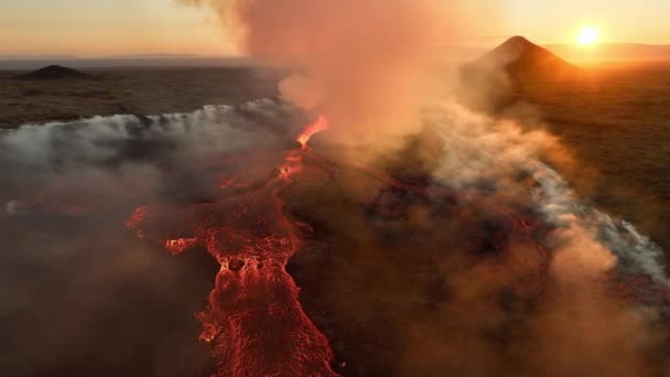 火山噴火 赤い熱い燃える溶岩はアイスランドの地面から噴出し ドローンは活動的な火山クレーターの上を飛ぶ リトル エラプション2023 高品質の4K映像 — ストック動画