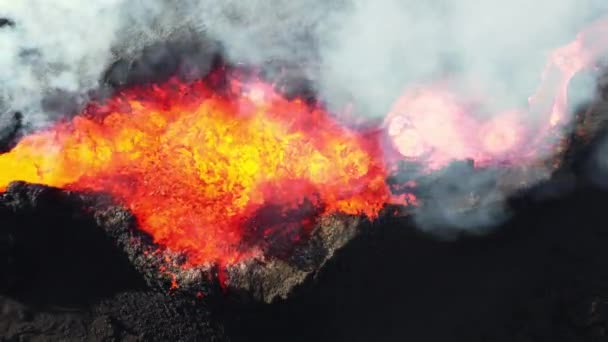 Vulkanutbrott Glödande Lavautbrott Från Marken Island Drönare Flyger Över Aktiv — Stockvideo