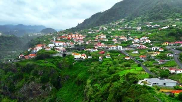 空中俯瞰小城镇 夏天黄金时段在山上的村庄在海滨 葡萄牙马德拉 高质量的4K镜头 — 图库视频影像