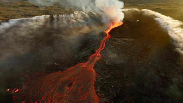 Vulkaanuitbarsting Gloeiend Hete Lava Barst Uit Grond Ijsland Drone Vliegt — Stockvideo