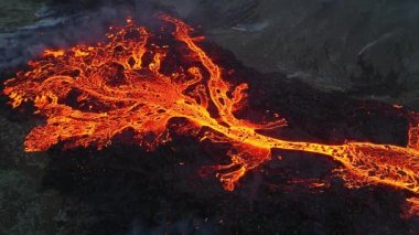 Volkanik patlamayı yakından izleyin. Aktif volkanik krater. Reykjanes Yarımadası 'ndaki yanardağ patlamasına dair dramatik hava manzarası. Yerden kırmızı sıcak lav fışkırır. Yüksek kalite 4k görüntü