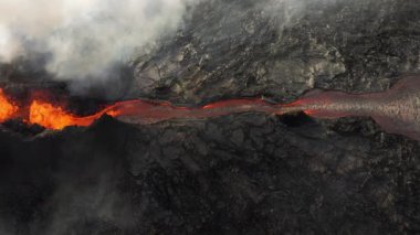 Volkanik patlamayı yakından izleyin. Aktif volkanik krater. Reykjanes Yarımadası 'ndaki yanardağ patlamasına dair dramatik hava manzarası. Yerden kırmızı sıcak lav fışkırır. Yüksek kalite 4k görüntü