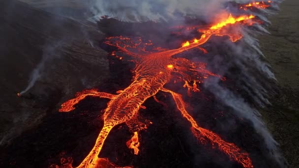 분출에 자세히 살펴보십시오 분화구 레이캬네스 아이슬란드의 분출에 드라마틱한 뜨거운 용암이 — 비디오