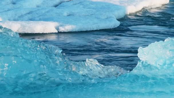 Mavi Buzdağı Tuzlu Deniz Suyunda Sürüklenir Zlanda Jokulsarlon Buzul Gölü — Stok video