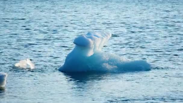 蓝色的冰山漂浮在咸咸的海水中 冰岛的Jokulsarlon冰川泻湖 冰川融化后形成的纯蓝色冰 受欢迎的旅游胜地 以8K分辨率射击 — 图库视频影像