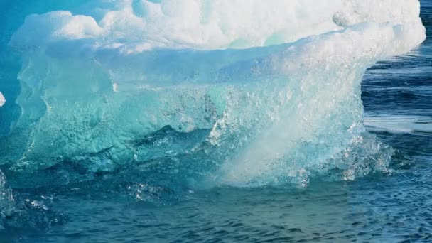 青い氷山が塩辛い海水に漂っている アイスランドのジョーカーロン氷河のラグーン 氷河を溶かした純粋な青い氷 人気の観光地 8K解像度で撮影しました 4Kについて — ストック動画
