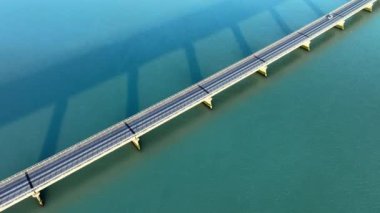 Turkuaz deniz suyu üzerinde köprü, şehir altyapısı, arabalar için yol. İzlanda 'daki güzel soyut manzara. Yüksek kalite 4k görüntü