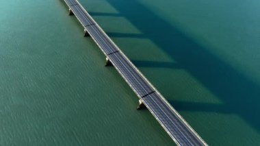 Turkuaz deniz suyu üzerinde köprü, şehir altyapısı, arabalar için yol. İzlanda 'daki güzel soyut manzara. Yüksek kalite 4k görüntü