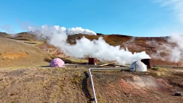 Zlanda Resimli Volkanik Manzarada Çalışan Modern Jeotermal Enerji Santrali Sıcak — Stok video