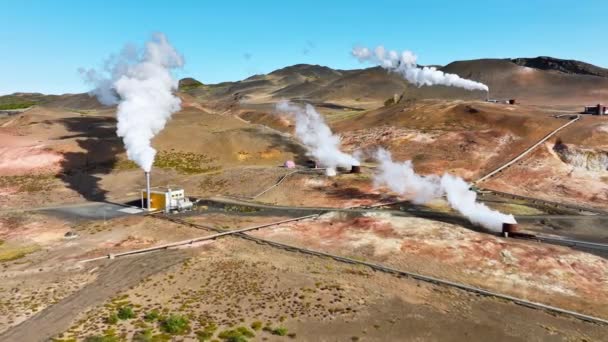 アイスランドの絵のように美しい火山の風景に位置する現代の地熱発電所ホットホワイト蒸気煙は パイプ再生可能エネルギー空中ビューから来ています 高品質4K — ストック動画