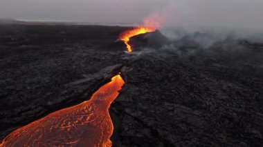Gece volkan patlaması, İzlanda 'daki kraterden kırmızı lav püskürmesi, yeni aktif bir yanardağ oluşumu. 4k 