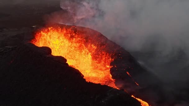 Erupção Vulcânica Noite Lava Ardente Vermelha Irrompe Cratera Islândia Formação — Vídeo de Stock
