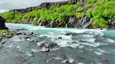 İzlanda 'da şelale, yaz mevsiminde birçok deresi olan soğuk turkuaz buzul nehri, destansı hava manzarası. 4k 
