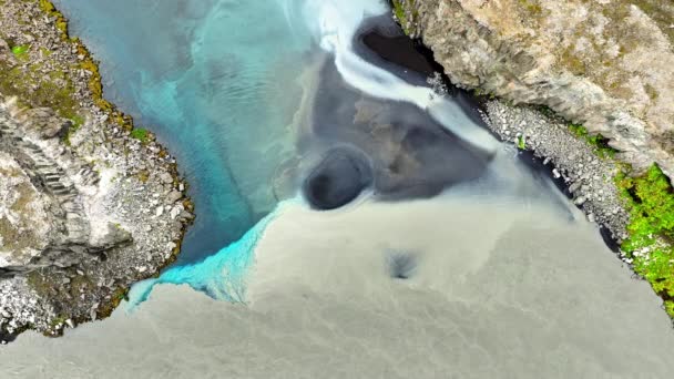 Zwei Flüsse Vermischen Sich Island Türkisfarbenes Gletscherwasser Mischt Sich Mit — Stockvideo