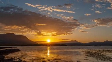 İzlanda Dağlarında Dramatik Gün Batımı, Timelapse 'de Destansı Bulutlar Hareket Ediyor. RAW 'da çekildi. - Evet. Yüksek kalite 4k görüntü