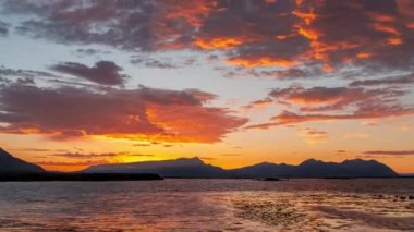 İzlanda Dağlarında Dramatik Gün Batımı, Timelapse 'de Destansı Bulutlar Hareket Ediyor. RAW 'da çekildi. - Evet. Yüksek kalite 4k görüntü