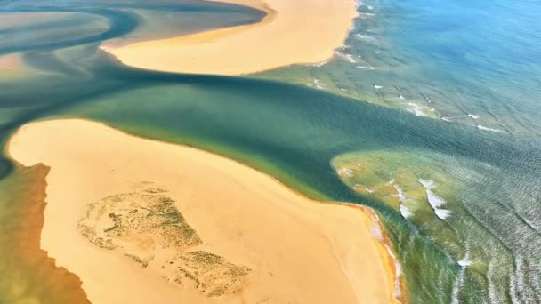 Widok Lotu Ptaka Półwysep Przybrzeżny Spokojne Wody Azure Dziewiczy Krajobraz — Wideo stockowe