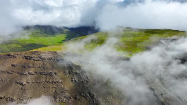 Durch Wolken Über Berggipfeln Fliegen Paradiesische Gebirgszüge Mit Hohen Gipfeln — Stockvideo