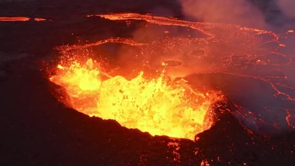 地质现象 描述火山喷发的迷人景观 展示岩浆 烟雾和气体的紧张表现 — 图库视频影像