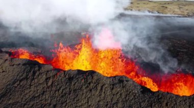 2023 İzlanda Volkanik Patlamasının insansız hava aracı videosu. Litli-Hrutur volkanı Grindavik ve Reykjavik yakınlarındaki Reykjanes vadisinde yer almaktadır. Sıcak lav ve magma kraterden çıkıyor..